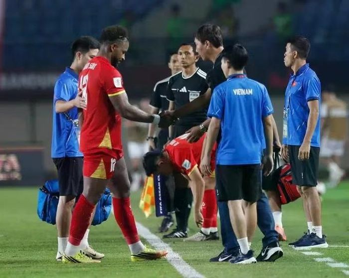 Ở chiều ngược lại tuyển Việt Nam mất Xuân Son, Quang Hải và Thành Chung vì chấn thương. Ảnh: Anh Khoa.
