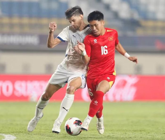 Trước lượt trận đấu này, cả hai đều có 3 điểm và đang hướng tới chiến thắng thứ hai liên tiếp để sáng cửa vào chơi trận chung kết.