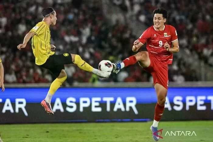Malaysia tạo sức ép lớn sau khi được chơi hơn người nhưng không thể xuyên thủng hàng phòng ngự Indonesia. Ảnh: FIFA.