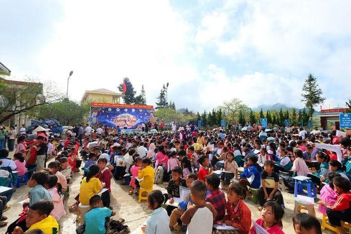 Các em học sinh háo hức chờ được nhận quà của chương trình.
