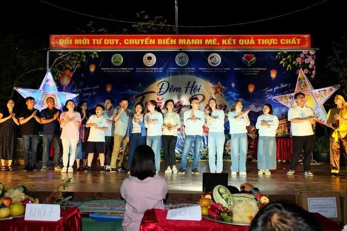 Tiết mục văn nghệ do các thầy cô giáo Hà Nội dành tặng các em học sinh.