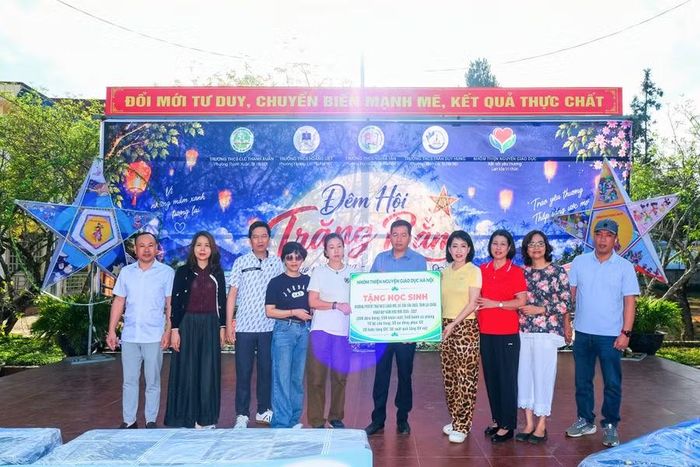 Đại diện các nhà trường và nhóm Thiện nguyện giáo dục trao quà tặng.