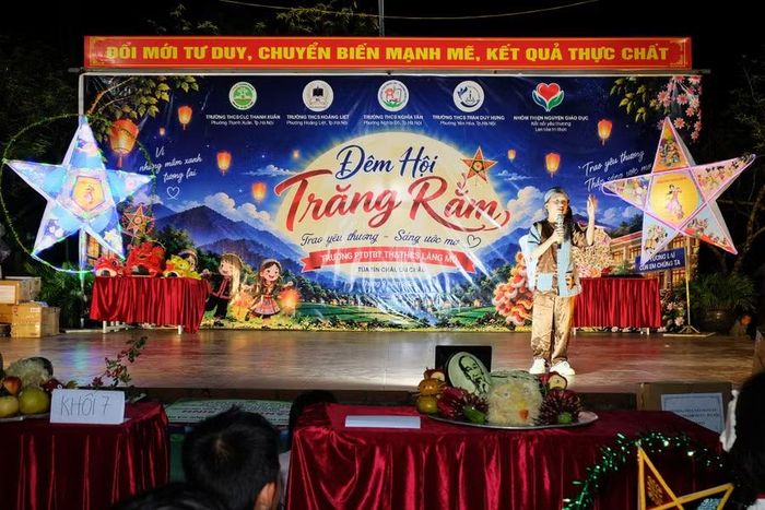 Đêm hội "Trăng sáng Làng Mô - Kết nối yêu thương, thắp sáng ước mơ".