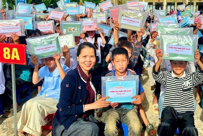 Cô Nguyễn Thanh Huyền, Hiệu trưởng Trường THCS CLC Thanh Xuân trao quà.