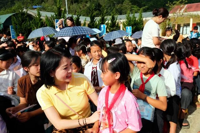 Cô Kiều Linh, Phó Hiệu trưởng Trường THCS Hoàn Kiếm trao quà cho các em.