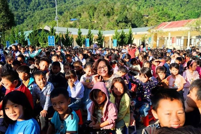 Khoảng cách "miền xuôi" và "miền núi" nhanh chóng được các cô giáo xóa nhòa.