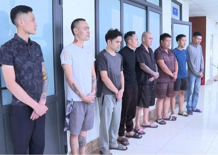 Các đối tượng khác trong vụ việc quảng bá thiết bị “cờ bạc bịp”tại cơ quan công an. (Ảnh: Bộ Công an)