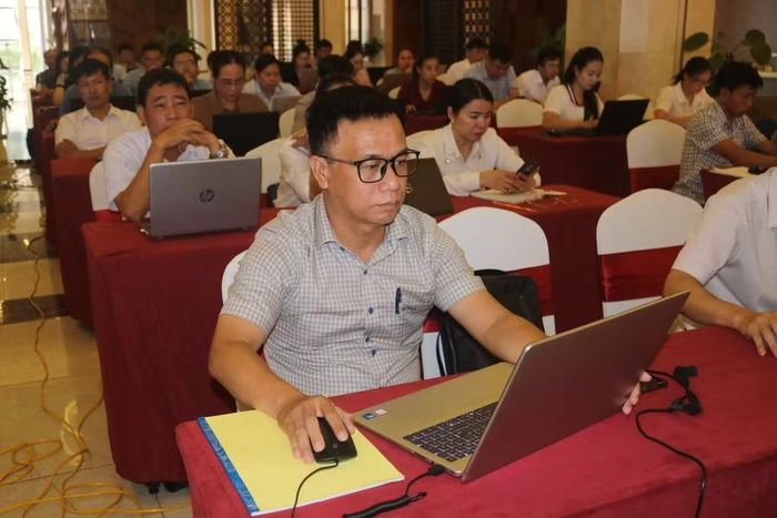 Học viên trực tiếp thực hành khai thác dữ liệu, xây dựng trợ lý trí tuệ nhân tạo tại lớp học.