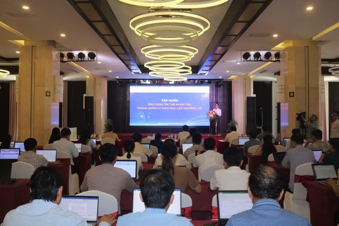 Lớp tập huấn trang bị kỹ năng sử dụng AI cho cán bộ phụ trách giáo dục cấp phường, xã.