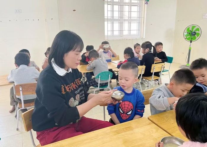 Giáo viên chăm sóc trẻ ở Trường Mầm non Tam Chung.