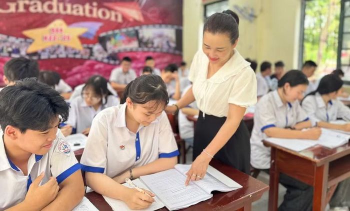 Cô và trò Trường THCS Lê Lợi (phường Hạc Thành, Thanh Hóa) trong giờ học. Ảnh: Thế Lượng