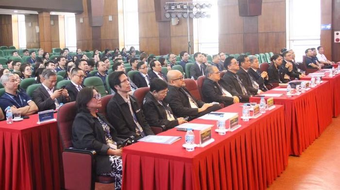Các chuyên gia, đại biểu tham dự chương trình.