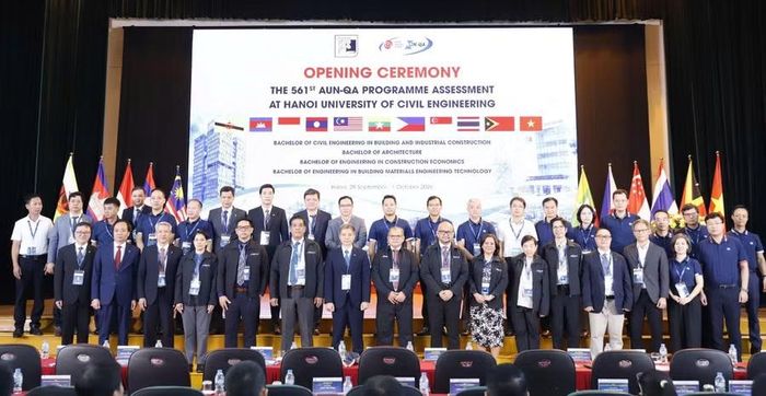 Đại diện lãnh đạo Trường Đại học Xây dựng Hà Nội và Đoàn đánh giá AUN-QA.