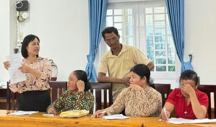 Đoàn khảo sát người dân đã hoàn thành Giai đoạn 1 Chương trình XMC nhưng bị gián đoạn học tập từ 1 năm trở lên.