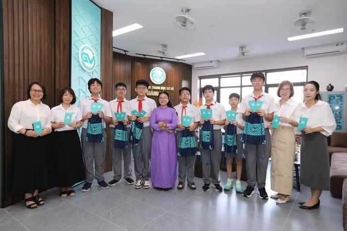 Nhà giáo Phạm Thị Hương Giang (Hiệu trưởng nhà trường) cùng các giáo viên của Tổ Tự nhiên 2 và thành viên của các đội tuyển thi quốc tế giải WRO 2026.