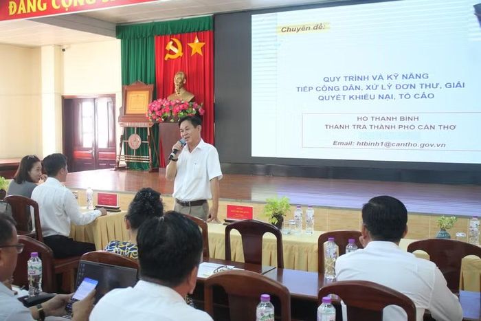 Đại diện Thanh tra TP Cần Thơ trình bày chuyên đề tại Hội nghị.