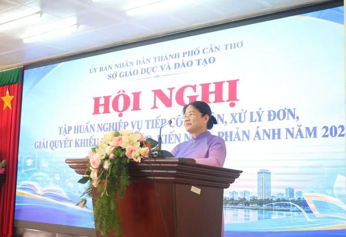Bà Trần Thị Thu Hằng, Phó Giám đốc Sở GD&ĐT TP Cần Thơ, phát biểu tại Hội nghị.