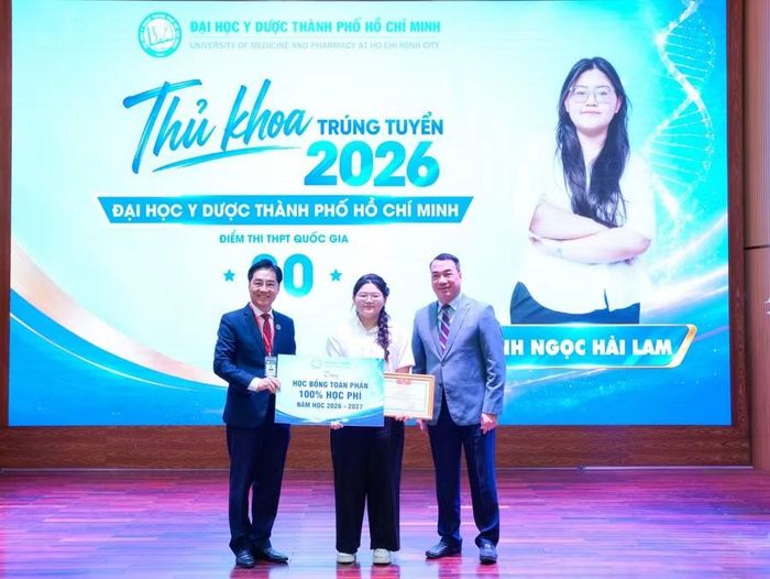 Thủ khoa Trường Đại học Y Dược TPHCM nhận học bổng toàn phần 100% học phí năm học 2026 - 2027. Ảnh: UMP.