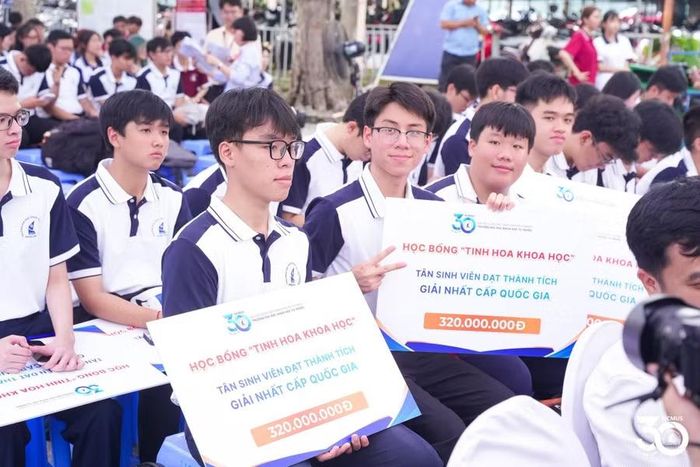 Tân sinh viên nhận học bổng Tinh hoa Khoa học, Trường Đại học Khoa học Tự nhiên, Đại học Quốc gia TPHCM. Ảnh: VNUHCM.