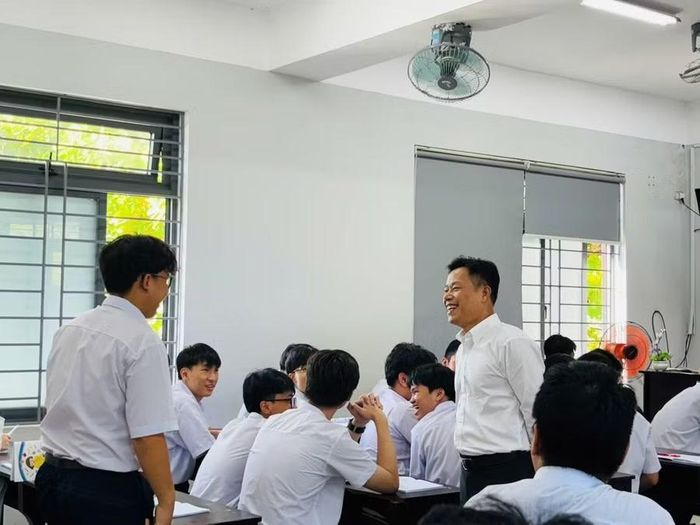 Thứ trưởng Lê Quân hỏi thăm tình hình học tập đầu năm học của học sinh Trường THPT Hoàng Hoa Thám (TP Đà Nẵng).