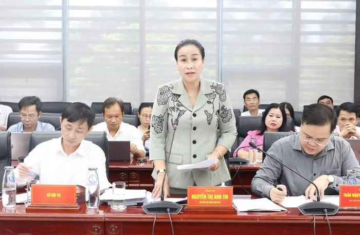 Bà Nguyễn Thị Anh Thi, Phó Chủ tịch UBND TP Đà Nẵng báo cáo về tình hình triển khai thực hiện nhiệm vụ đầu năm học 2026-2027.