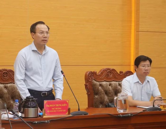 Thứ trưởng Bộ GD&ĐT Đoàn Trung Kiên phát biểu tại buổi làm việc.