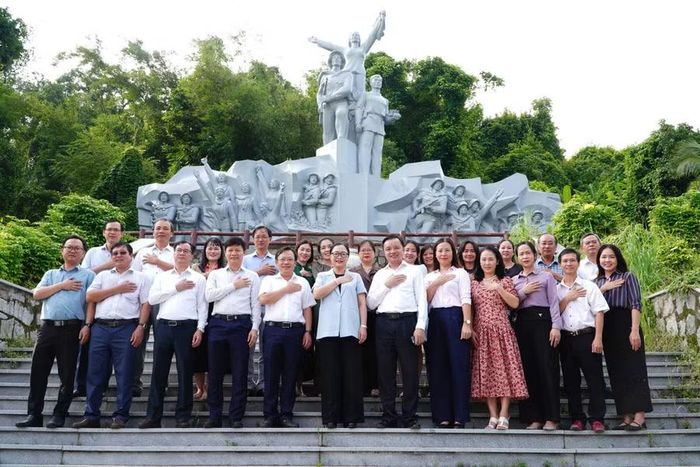 Đoàn công tác của Bộ GD&ĐT cùng đại diện Sở GD&ĐT tỉnh An Giang chụp hình lưu niệm tại Cụm tượng đài chiến sĩ các Lực lượng vũ trang và nhân dân trong khuôn viên khu di tích.