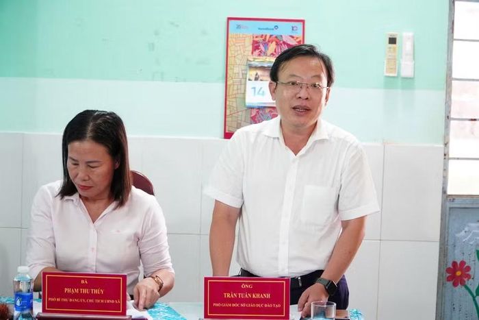 Ông Trần Tuấn Khanh, Phó Giám đốc Sở GD&ĐT, phát biểu tại buổi làm việc.