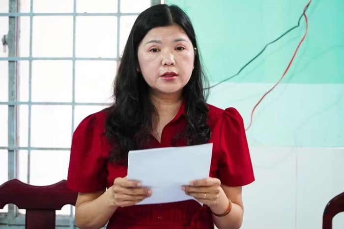 Bà Nguyễn Thị Quý Dung, Hiệu trưởng Trường Mầm non Hòn Đất, báo cáo Đoàn công tác.