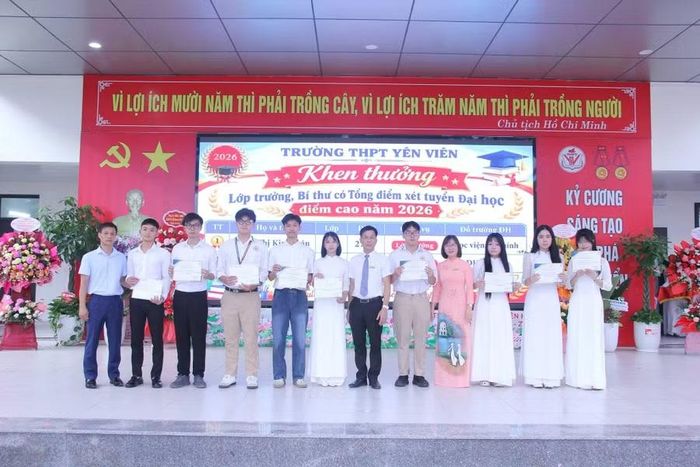 Trường THPT Yên Viên khen thưởng học sinh tiêu biểu. Ảnh: Đình Tuệ.