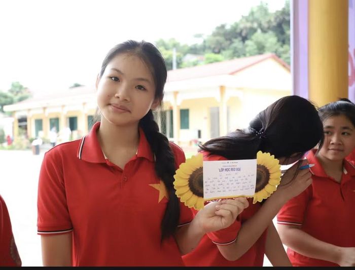 Những tấm thiệp xinh xắn được trò tự tay làm để viết lời chúc đến thầy cô.