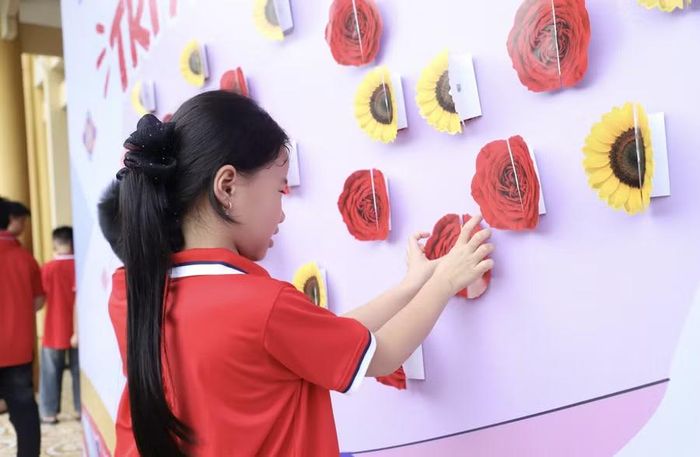 Học trò viết lời chúc gửi đến thầy cô của mình.