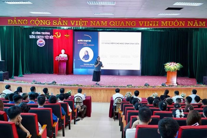 Sinh viên Trường cao đẳng kỹ thuật Công nghệ Việt Đức được hướng dẫn trau dồi các kỹ năng mềm.