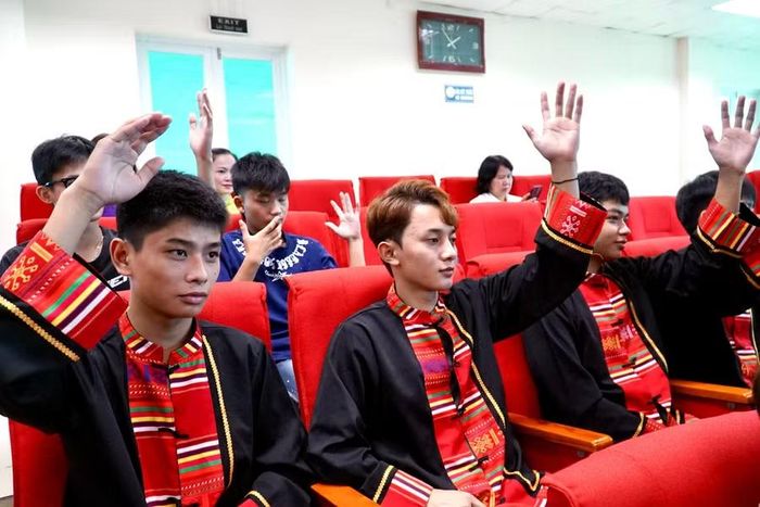 Sinh viên hào hứng khi được hướng dẫn các kỹ năng cần thiết.
