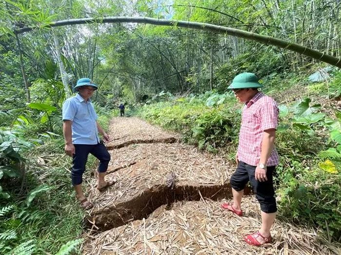 Vết nứt ở đồi Na Lo càng ngày càng rộng ra.