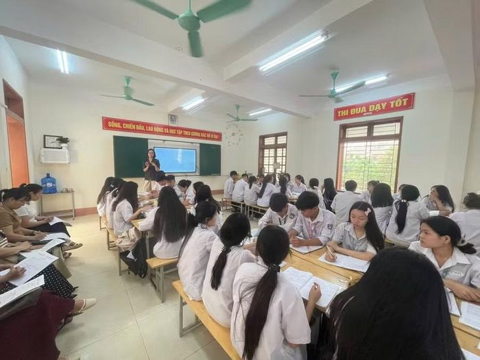 Học sinh Trường THPT Yên Châu trong giờ học trên lớp.