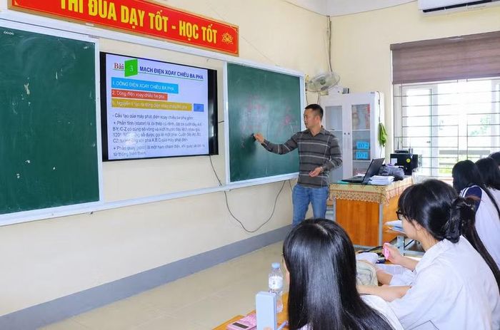 Giờ học của học sinh lớp 12 Trường THPT Huỳnh Thúc Kháng (Thành Vinh, Nghệ An). Ảnh: Hồ Lài