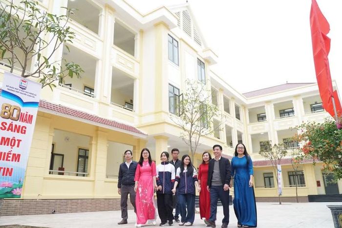 Giáo viên, học sinh Trường THPT Nguyễn Xuân Ôn (Diễn Châu, Nghệ An). Ảnh: Hồ Lài.