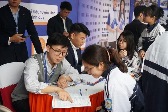 Học sinh Nghệ An tham gia chương trình tư vấn tuyển sinh năm 2026. Ảnh: Hồ Lài
