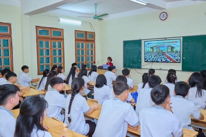 Việc ứng dụng công nghệ thông tin vào giảng dạy, giúp học sinh Trường THPT Mai Sơn nâng cao kiến thức.