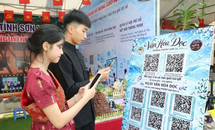 Thông qua môi trường số, học sinh tiếp cận thông tin nhanh chóng trong học tập.