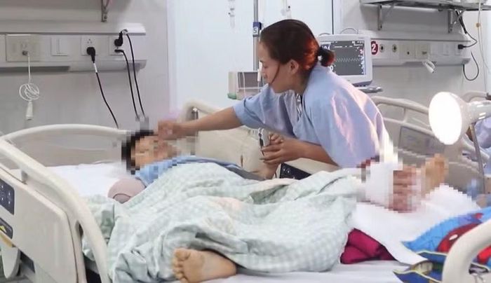 Bác sĩ Bệnh viện Chấn thương Chỉnh hình Nghệ An phẫu thuật nối bàn tay vào mạch máu ở cẳng chân cho bệnh nhi lớp 3 bị tai nạn đứt lìa tay. Ảnh: BVCC