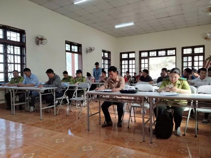 Lực lượng Kiểm lâm Ban Quản lý Khu bảo tồn thiên nhiên Mường La, đến từng bản tuyên truyền cho người dân.