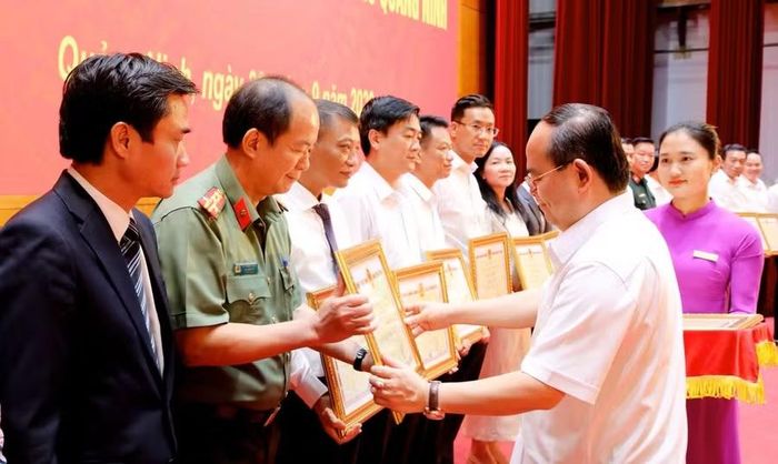 Ông Quản Minh Cường, Bí thư Thành ủy Quảng Ninh trao Bằng khen của UBND Thành phố cho các tập thể có thành tích xuất sắc.
