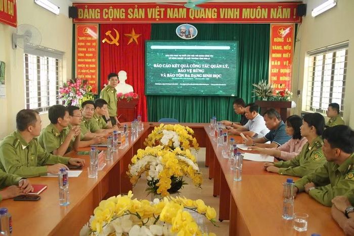 Lãnh đạo Sở Nông nghiệp và Môi trường và Chi cục Kiểm lâm làm việc với Khu bảo tồn thiên nhiên Mường La.