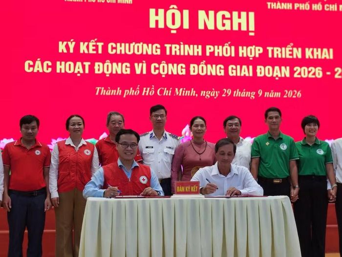 Hội Chữ thập đỏ TPHCM và Hội Bảo vệ Thiên nhiên và Môi trường TPHCM, thực hiện ký kết.