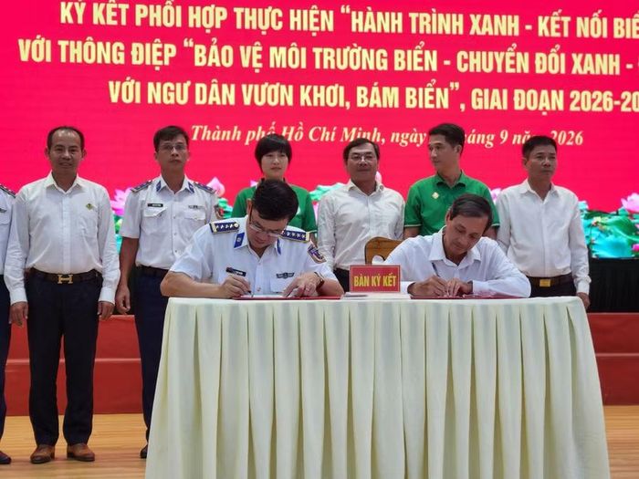 Bộ Tư lệnh Vùng Cảnh sát biển 3 và Hội Bảo vệ Thiên nhiên và Môi trường TPHCM, thực hiện ký kết.