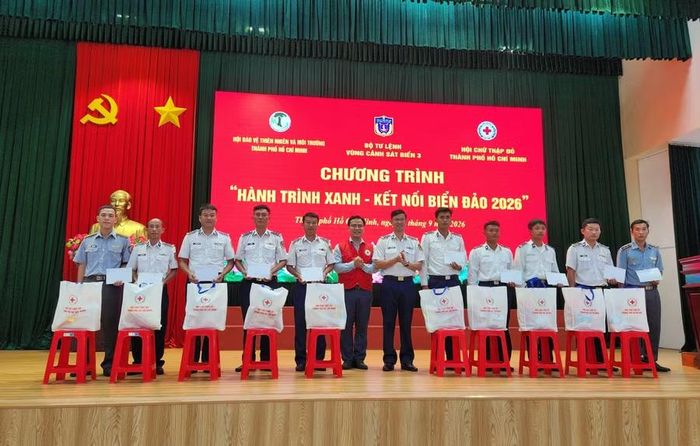 Ban tổ chức trao 10 suất quà cho các quân nhân có hoàn cảnh khó khăn.