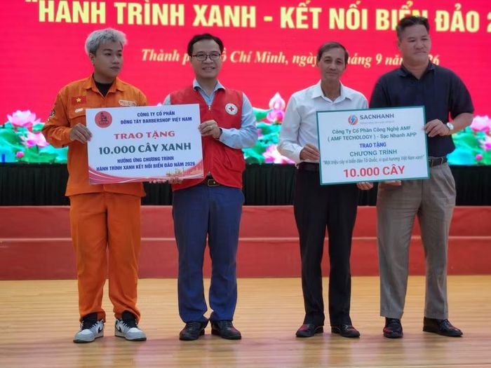  Nghi thức trao bảng tượng trưng tặng cây xanh với sự đồng hành của Công ty Cổ phần Công nghệ AMF – Sạc Nhanh và Công ty Cổ phần Đông Tây BarBer Shop Việt Nam. 