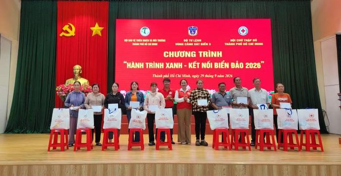Ban tổ chức trao quà cho các gia đình ngư dân.
